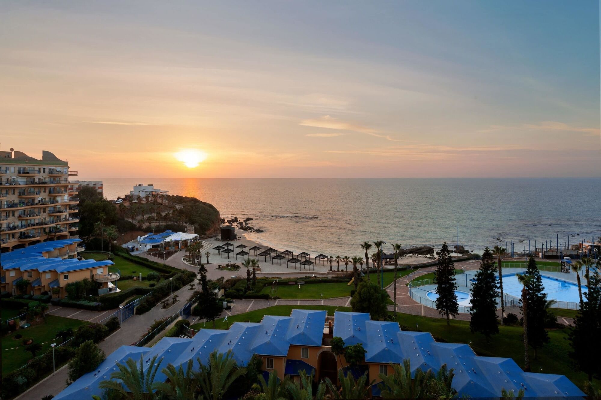Ramada Resort Hadera Beach Exteriör bild